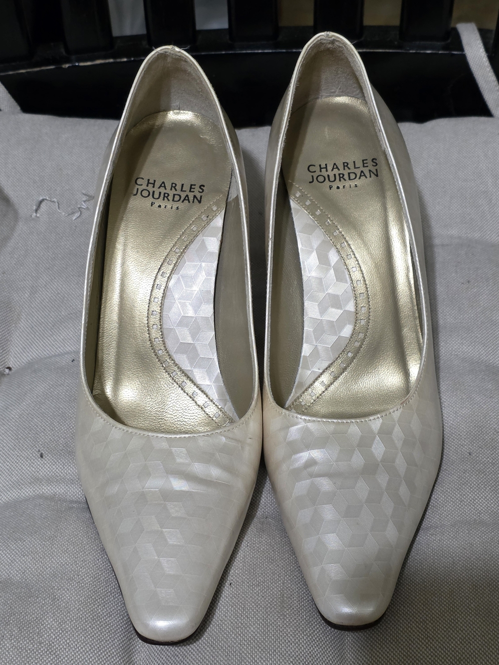 Charles Jourdan Ivory Textured Pointed-Toe Pumps Used Suze 6